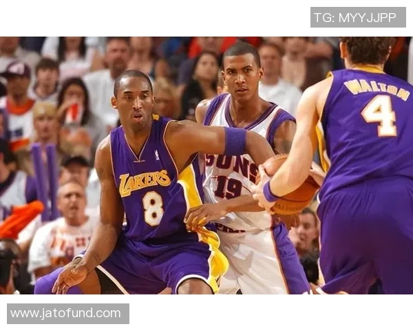 科比在第六场决赛中如何带领湖人战胜太阳创造传奇时刻